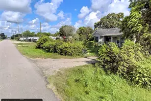 827 Coen Rd, Rosharon, TX 77583 - Photo 3