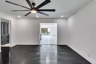 261 W Spreading Oak Dr, Houston, TX 77076 - Photo 5