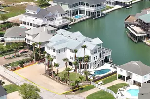 1614 Castaway St, Tiki Island, TX 77554 - Photo 3