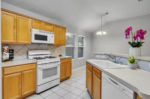 218 Silverbrook Ln, Dickinson, TX 77539 - Photo 13