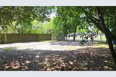 410 Baker Avenue, Bacliff, TX 77518 - Photo 11