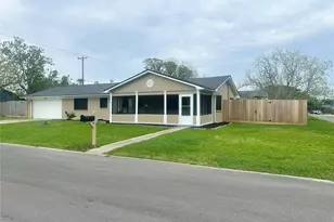 130 Bay Ridge Dr, Baytown, TX 77523 - Photo 1