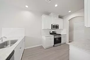 831 Red Oakland Dr, Houston, TX 77090 - Photo 5