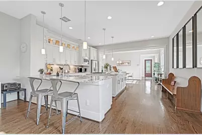 402 W 28th Street, Houston, TX 77008 - Photo 1