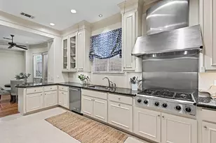 2410 Mimosa Dr, Houston, TX 77019 - Photo 9