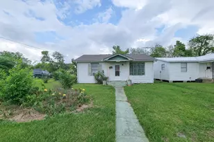 409 N Parrish St, Angleton, TX 77515 - Photo 3