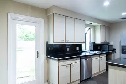 5564 Aspen Street, Bellaire, TX 77401 - Photo 17