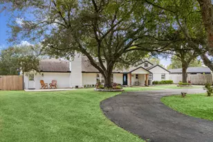 205 W Bayou Dr, Dickinson, TX 77539 - Photo 3