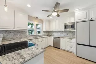 205 W Bayou Dr, Dickinson, TX 77539 - Photo 7