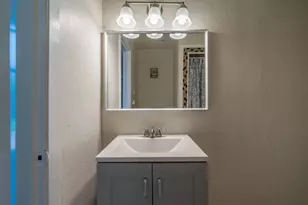 5742 Schevers St, Houston, TX 77033 - Photo 9