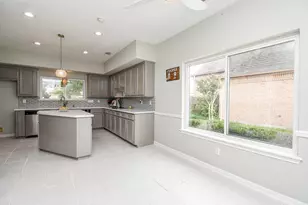 1002 Meadowlark Ln, Sugar Land, TX 77478 - Photo 9