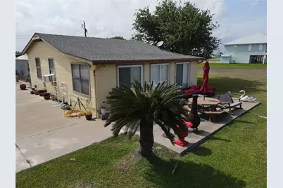 635 Marshall Johnson Avenue S, Port Lavaca, TX 77979 - Photo 3