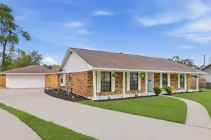 59 S Shamrock Ct, Lake Jackson, TX 77566 - Photo 3