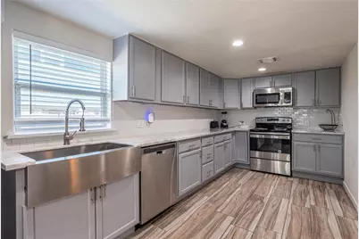 909 32nd Street, Galveston, TX 77550 - Photo 1