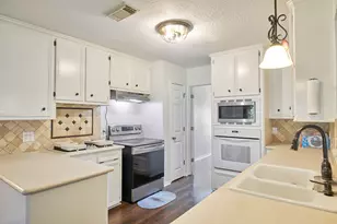 729 Newman St, Angleton, TX 77515 - Photo 7