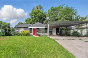 603 Briarwood Dr, Baytown, TX 77520 - Photo 3