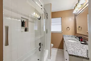 10922 Ivyridge Rd, Houston, TX 77043 - Photo 11