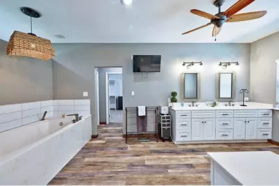 11 W Lake Forest Court, Conroe, TX 77384 - Photo 31