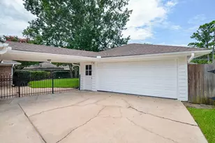 10623 Longmont Dr, Houston, TX 77042 - Photo 33