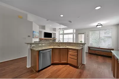 24 E New Avery Place, The Woodlands, TX 77382 - Photo 5
