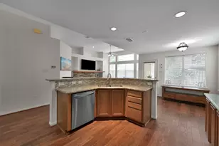 24 E New Avery Pl, The Woodlands, TX 77382 - Photo 5