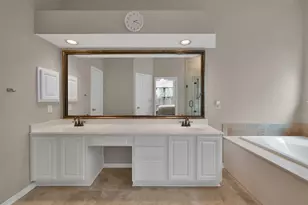 24 E New Avery Pl, The Woodlands, TX 77382 - Photo 11