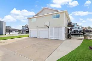223 Easterly Dr, Tiki Island, TX 77554 - Photo 3