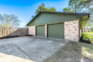 405 Karlis Dr, Alvin, TX 77511 - Photo 5
