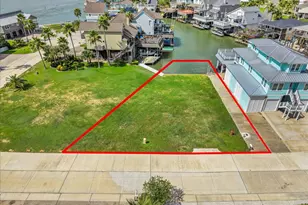 135 Tamana Dr, Tiki Island, TX 77554 - Photo 1