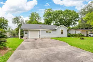 117 Camellia St, Lake Jackson, TX 77566 - Photo 1