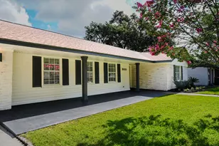 800 Rosewood Dr, Baytown, TX 77520 - Photo 3