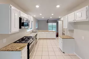 13 Hickorybark Dr, The Woodlands, TX 77381 - Photo 5