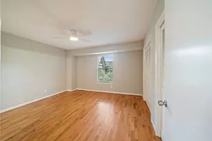 8245 Kingsbrook Rd, Houston, TX 77024 - Photo 9