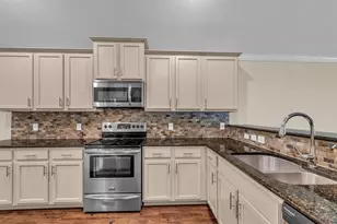 9023 S Comanche Cir, Willis, TX 77378 - Photo 7