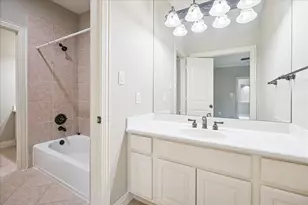 2 Schwab Ln, Houston, TX 77055 - Photo 19