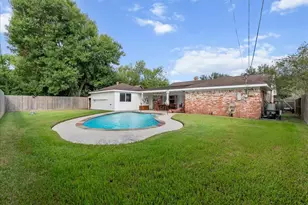 4910 Old Castle Ln, Dickinson, TX 77539 - Photo 35