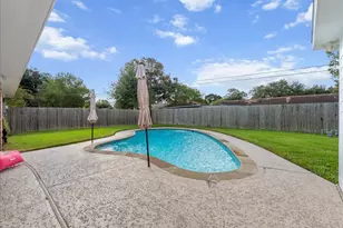 4910 Old Castle Ln, Dickinson, TX 77539 - Photo 33