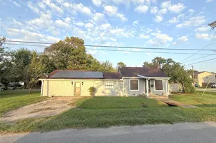 127 N Erskine St, Angleton, TX 77515 - Photo 1