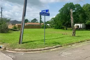 1301 Hawthorne Ave, Baytown, TX 77520 - Photo 1