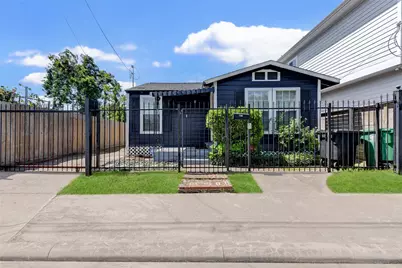 100 E 33rd Street, Houston, TX 77018 - Photo 1