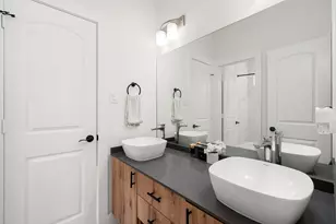 851 S Victory Dr, Houston, TX 77088 - Photo 31