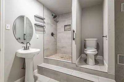 5818 Glenhurst Drive, Houston, TX 77033 - Photo 13