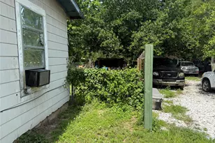 614 Coulter St, Rockdale, TX 76567 - Photo 9