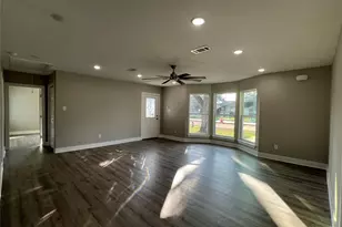 723 N Meyer St, Sealy, TX 77474 - Photo 9