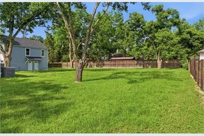 723 N Meyer St, Sealy, TX 77474 - Photo 11