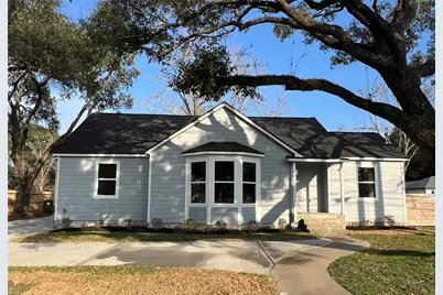 723 N Meyer St, Sealy, TX 77474 - Photo 1