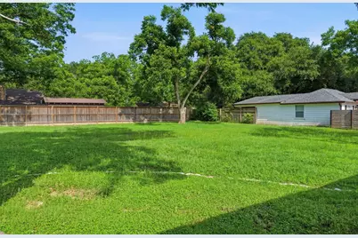 723 N Meyer St, Sealy, TX 77474 - Photo 7