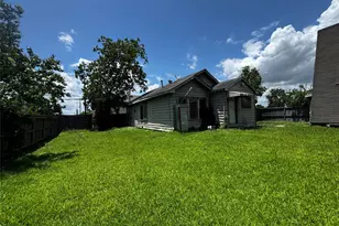 720 Yupon St, Baytown, TX 77520 - Photo 11