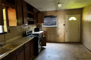 720 Yupon St, Baytown, TX 77520 - Photo 3