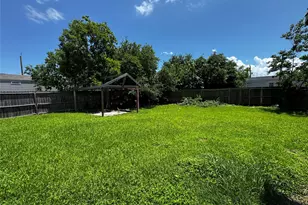 720 Yupon St, Baytown, TX 77520 - Photo 9
